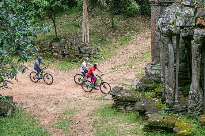 Angkor Sunrise Bike Tour With Breakfast and Lunch Included - Savor a Flavorful Lunch by the Temples
